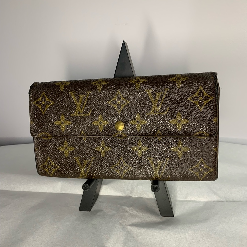 Authentic Louis Vuitton Sarah Wallet in Monogram